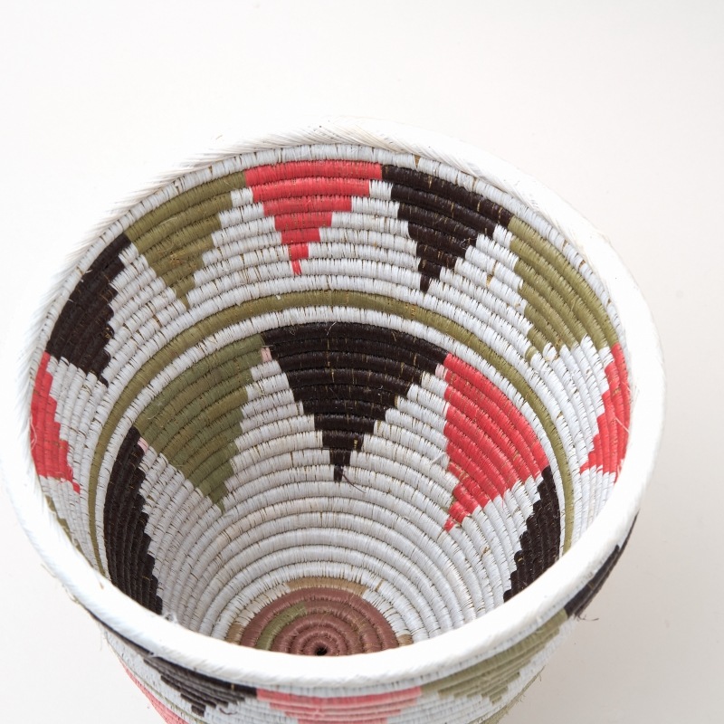 ケニアのとんがりバスケット