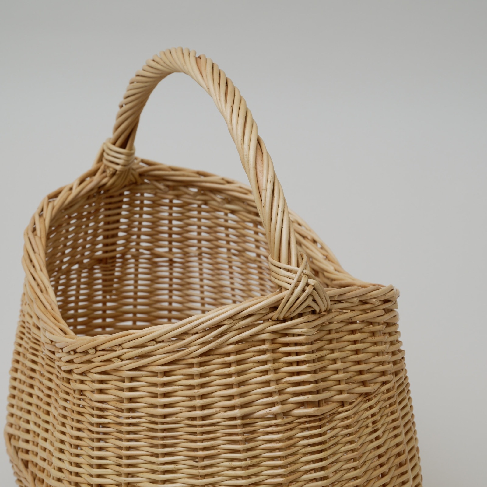 森の国ラトビア ｜ 手編みマルチバスケット（バイヤー小林少し編んでます）