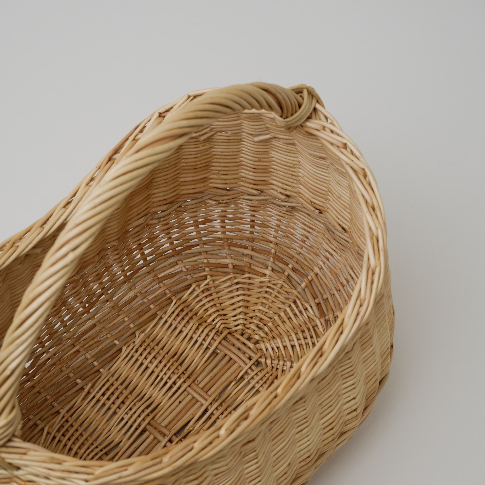 森の国ラトビア ｜ 手編みマルチバスケット（バイヤー小林少し編んでます）