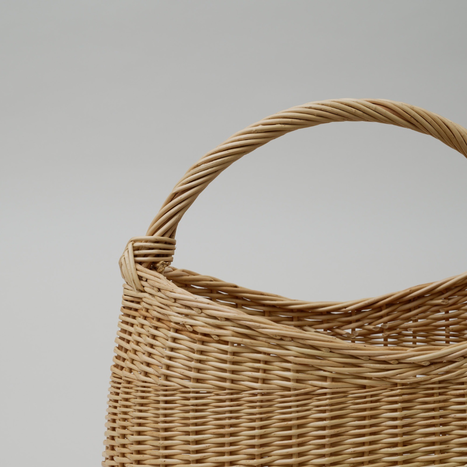 森の国ラトビア ｜ 手編みマルチバスケット（バイヤー小林少し編んでます）