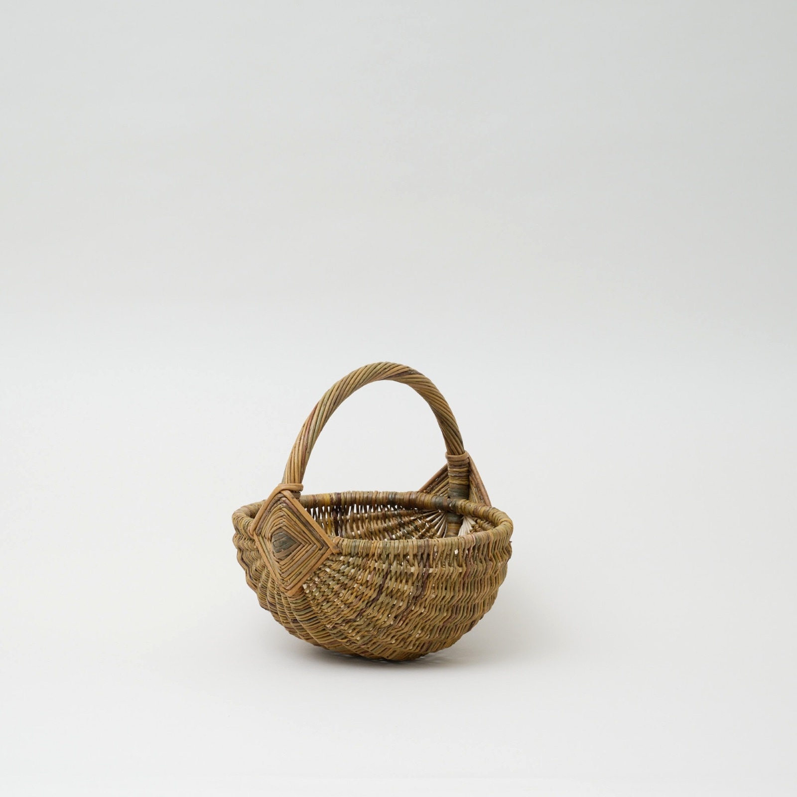 森の国ラトビア|手編み・ナチュラルラウンドバスケットS