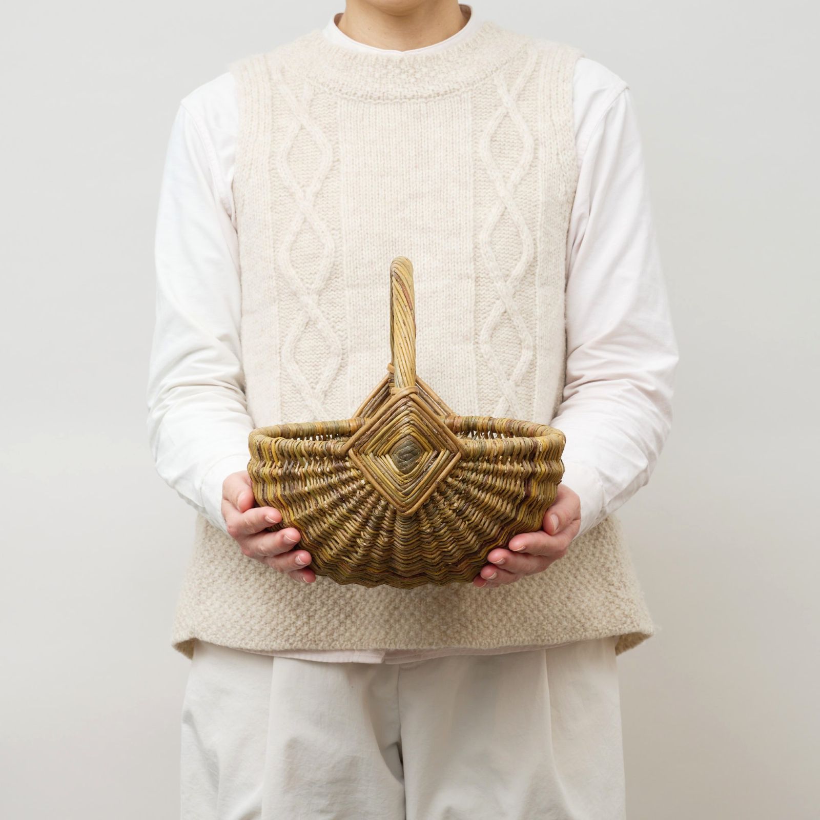 森の国ラトビア|手編み・ナチュラルラウンドバスケットS