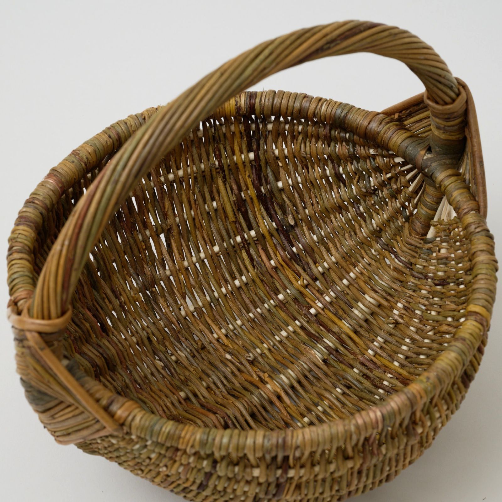 森の国ラトビア｜手編み・ナチュラルラウンドバスケットL