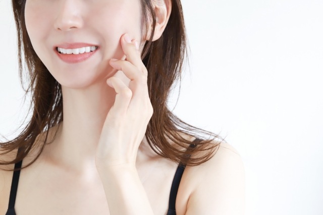 シミ・大人ニキビを防ぎ、透明感を呼び覚ます｜薬用美白エッセンス