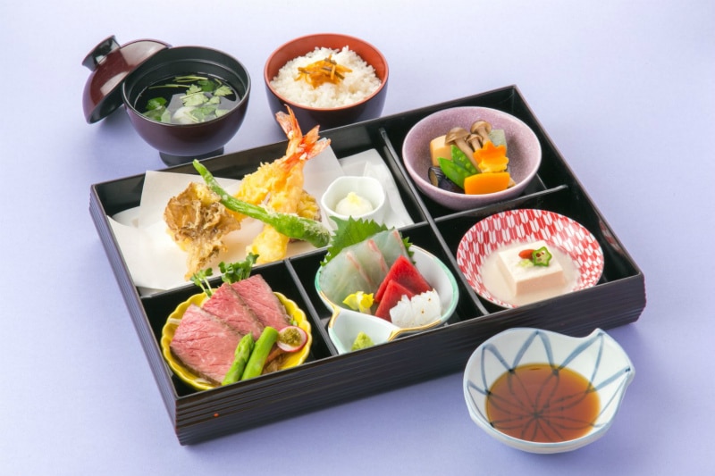 懐石弁当 しゃくなげ 白飯→赤飯サービス【ご家族様のお祝い限定】