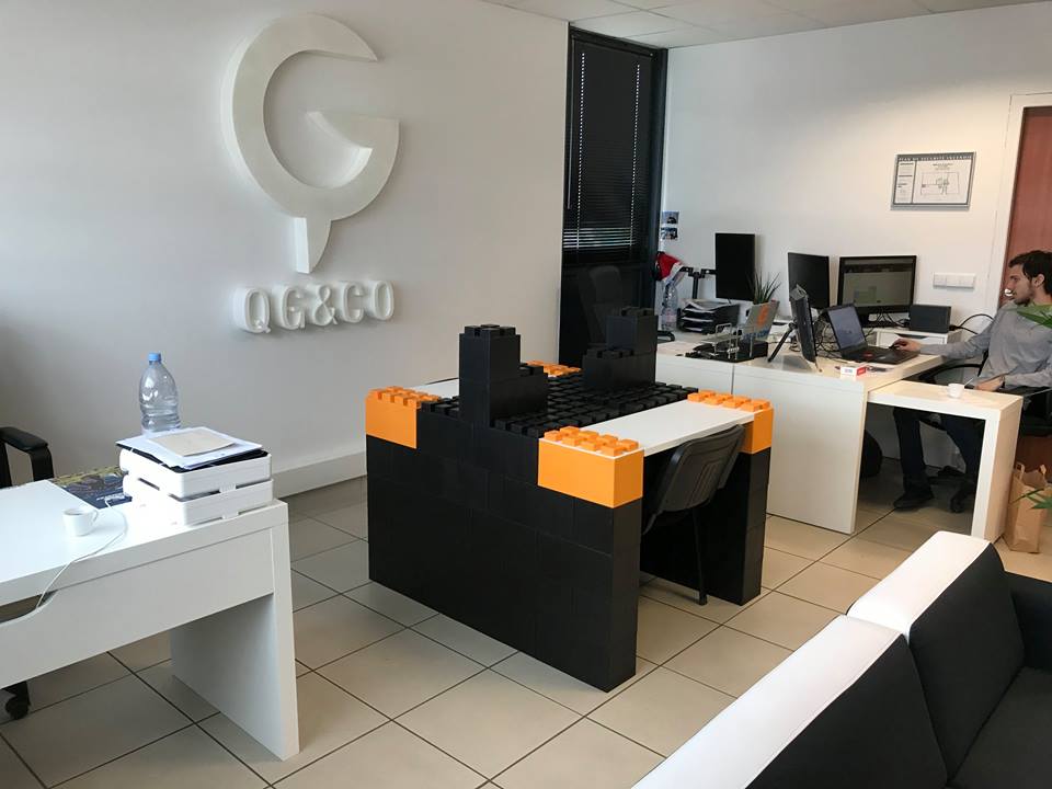 シェルフハーフをデスク天板として使用しています。