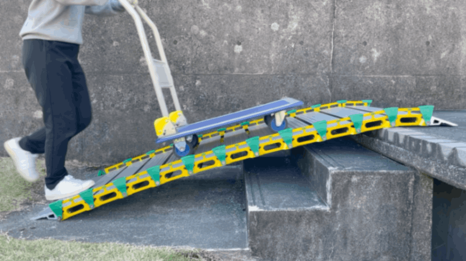 【段差スロープ】最大35cmまでの段差に設置して、段差を解消します。