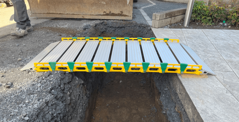 【溝ブリッジ】アクセスＳワイドは最大70cmまでの溝に設置して、溝を渡ることができます。側溝に面した現場に最適です。