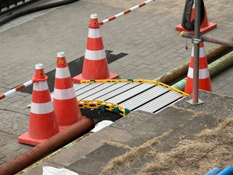 【障害物またぎ】現場に這う太径の配管などの障害物をまたぐことができます。