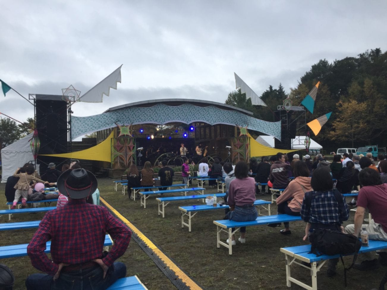 ステージまでのケーブルを保護します