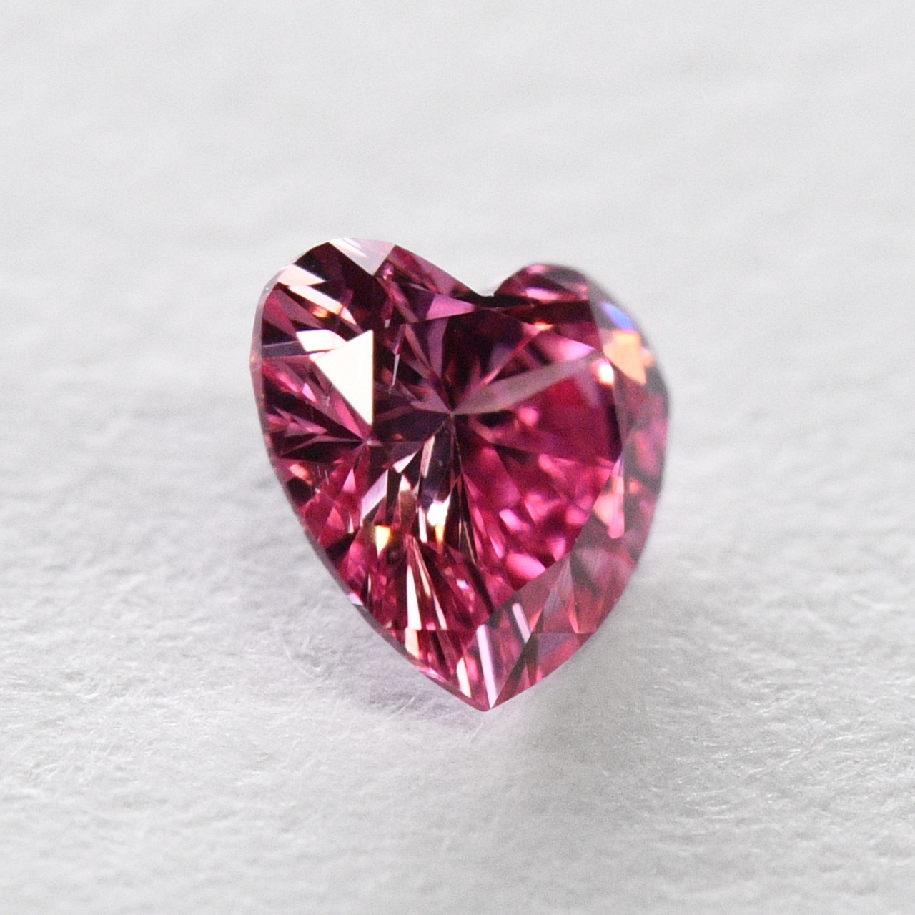 蛍光天然カラーダイヤモンド ルース ♡Heart shape 激し 0.573ct