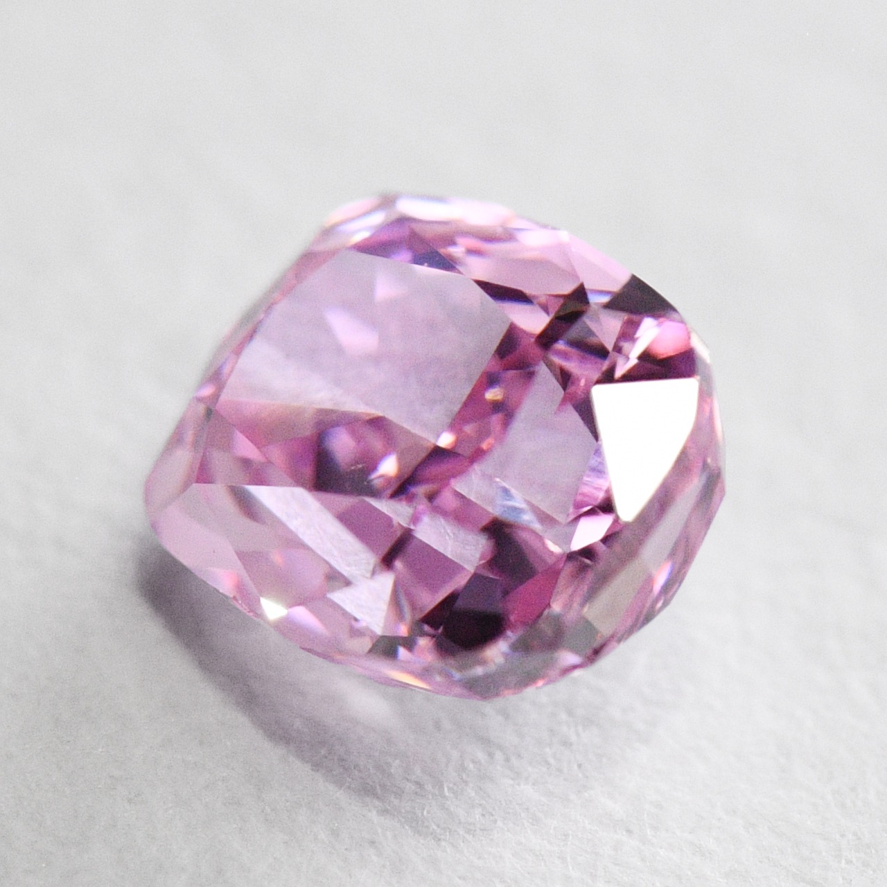 ピンクダイヤモンドルース0.27ct, Fancy Vivid Purple Pink (ファンシーヴィヴィッドパープルピンク）, VS-2, Cusion, GIA
