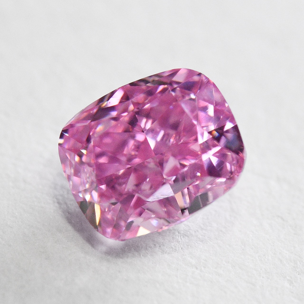 ピンクダイヤモンドルース0.27ct, Fancy Vivid Purple Pink (ファンシーヴィヴィッドパープルピンク）, VS-2, Cusion, GIA