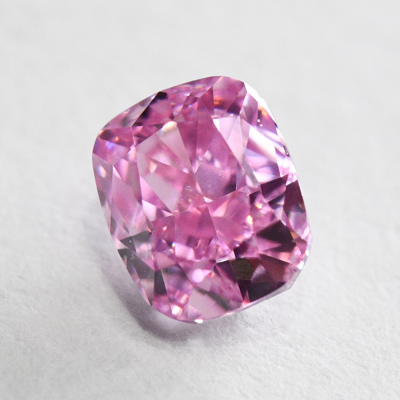 ピンクダイヤモンドルース0.27ct, Fancy Vivid Purple Pink (ファンシーヴィヴィッドパープルピンク）, VS-2, Cusion, GIA
