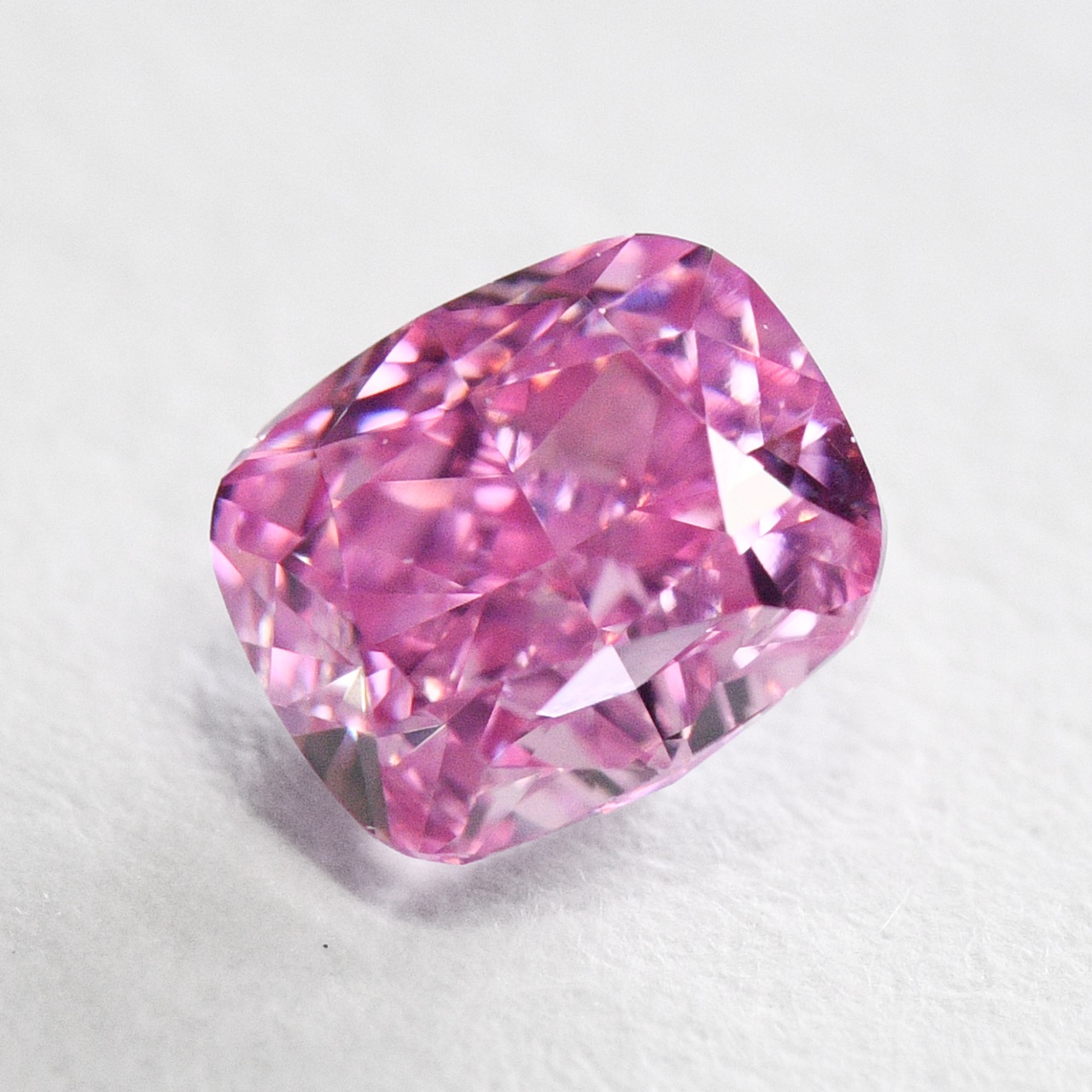 ピンクダイヤモンドルース0.27ct, Fancy Vivid Purple Pink (ファンシーヴィヴィッドパープルピンク）, VS-2, Cusion, GIA