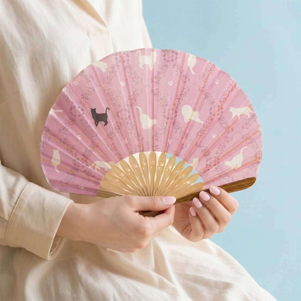 婦人布扇子 犬と猫（蛤型） 松寿庵 扇子箱付-商品画像
