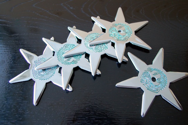 クロムメッキ手裏剣 六方 赤 緑 Mサイズ 12枚-商品画像