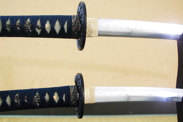 【鞘希少柄‼️】日本刀模造刀　大刀小刀台座セット 鞘希少柄‼️】日本刀模造刀 大刀小刀台座セット 金雲 大刀 小刀