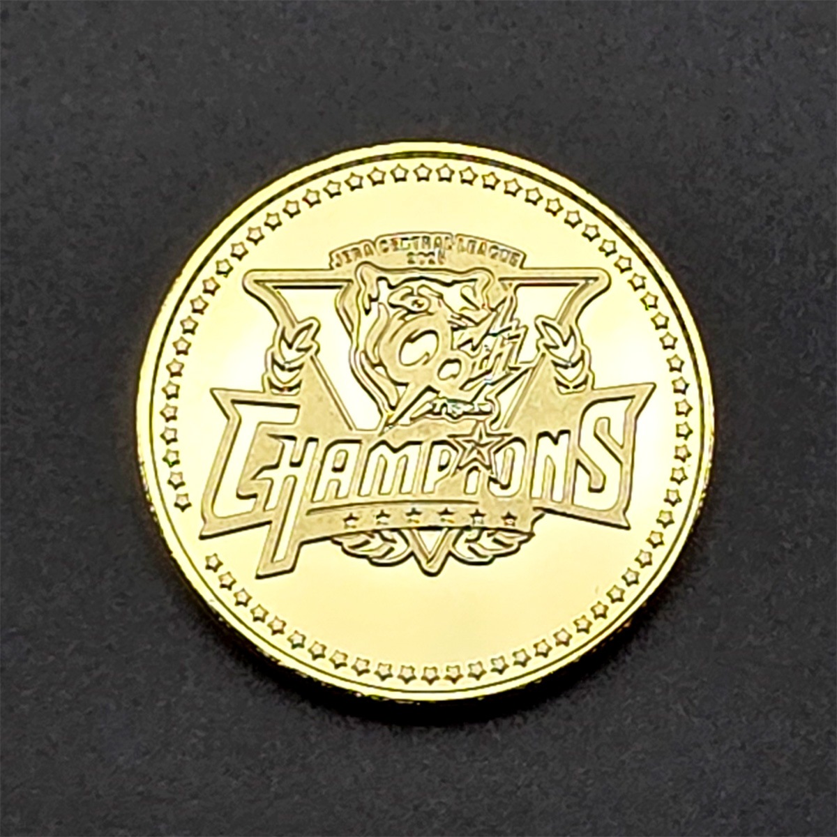 【承認グッズ】 阪神タイガース 2025 JERA セ・リーグ優勝記念 刻印メダル金1点ケース入り-商品画像