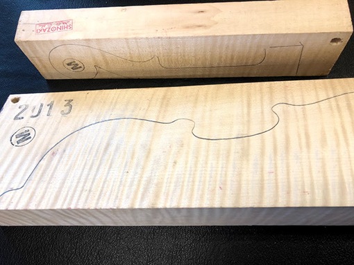 バイオリン製作用の木材メイプル　裏板と　スクロール・ネック用木材のセット　4/4 バイオリン製作用の木材メイプル裏板とスクロール・ネック用木材