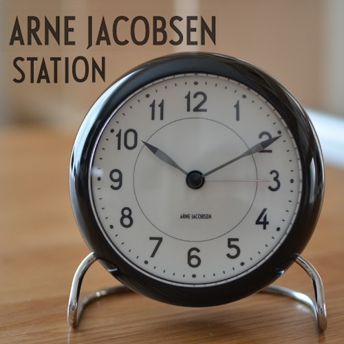 AJ�����å� 43672 STATION ���ơ������ �֥�å� 110mm TABLE CLOCK ����͡��䥳�֥��� ARNE JACOBSEN�֤����� �ܳФޤ����� �����å� WATCH �̲� �ǥ�ޡ��� ������������� LED ���顼�� ����ͥ䥳�֥���ڥ��ե��ý���