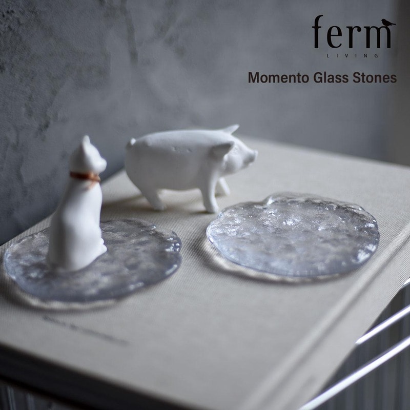 【日本正規販売品】ferm LIVING ファームリビング Momento Glass Stone モメントグラスストーン 2個セット アクセサリートレー　ガラスプレート <br><br>透き通る氷塊のような、ガラスのプレート２枚セット