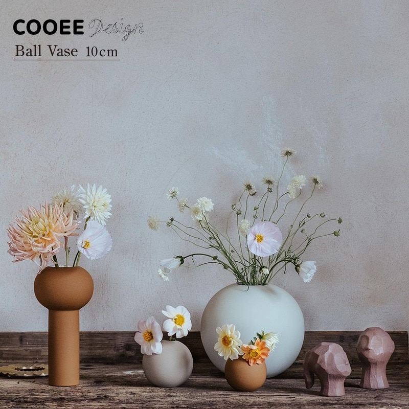 Cooee Design クーイーデザイン Ball Vase ボールベース 10cm  北欧 スウェーデン 花瓶 フラワーベース インテリア ミニマル　磁器<br><br>スウェーデンの自然や伝統に根差したCooee Design