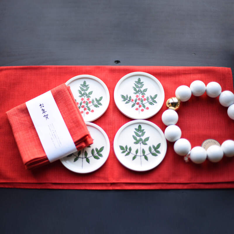 シンワショップ迎春企画 2024 数量限定 Mustakivi ムスタキビ PIKKU 小皿 南天 祝南天 セット 石本藤雄 FUJIWO ISHIMOTO パールトリベット 鍋敷き ・ むす美　ORGANIC 無地 アカ おまけ付き
