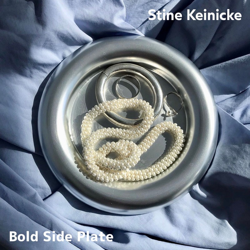 Stine Keinicke Studio Bold Side Plate φ20cm ボールド サイドプレート スティーン ケイニッケ スタジオ トレー キッチン インテリア イギリス<br><br>大胆なエッジの形状により、触感と快適なグリップを持つ、機能的で楽しいサイドプレート