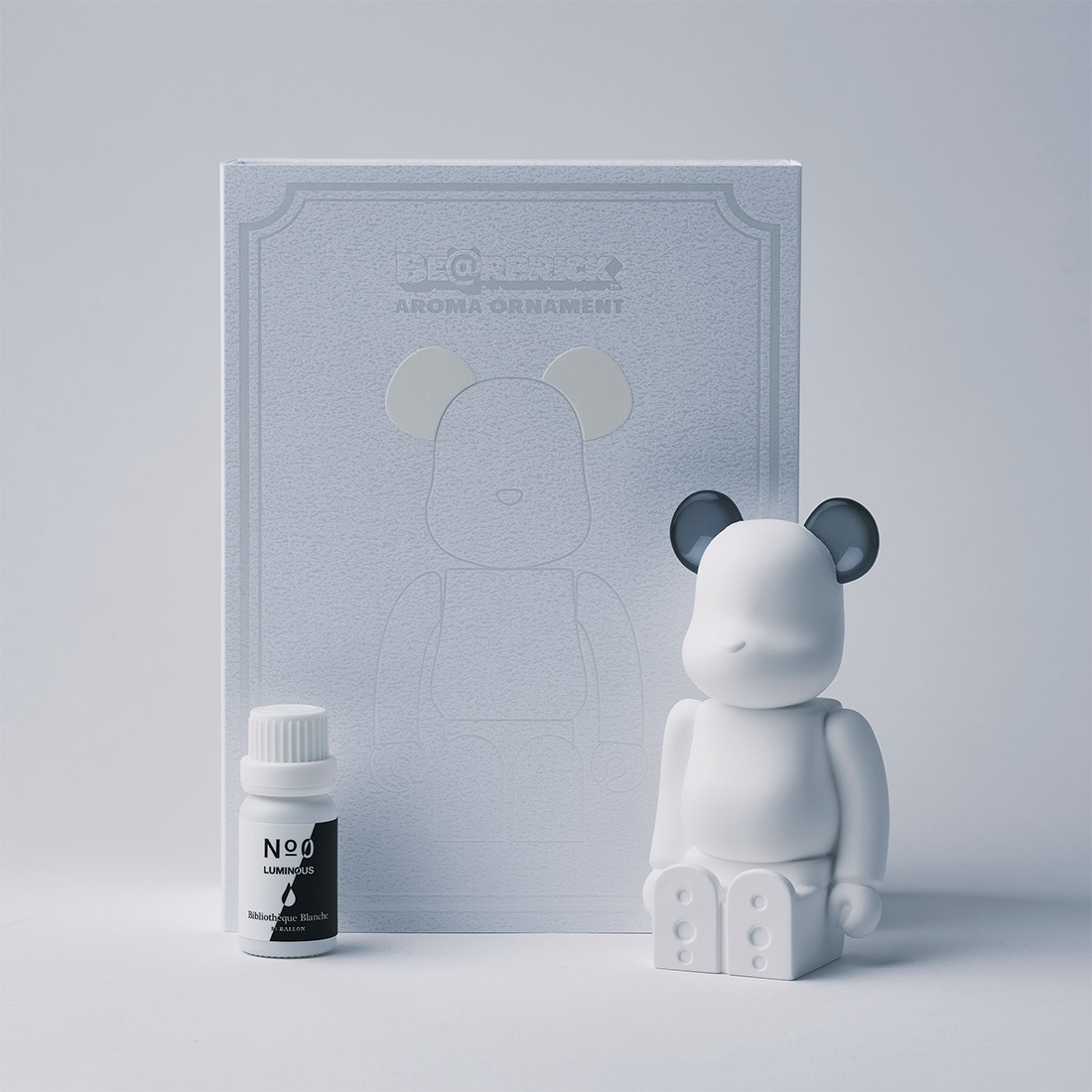 Ballon �Х��� BE@RBRICK AROMA ORNAMENT No.0 LUMINOUS WHITE GRAY �٥��֥�å� �����ޥ����ʥ��� �߸� ȯ�� �롼��ե쥰��� ����ߥå�<br><br>�٥��֥�å��Υ���ߥå��������ޥǥ��ե塼�����ڥ��ե��ý���