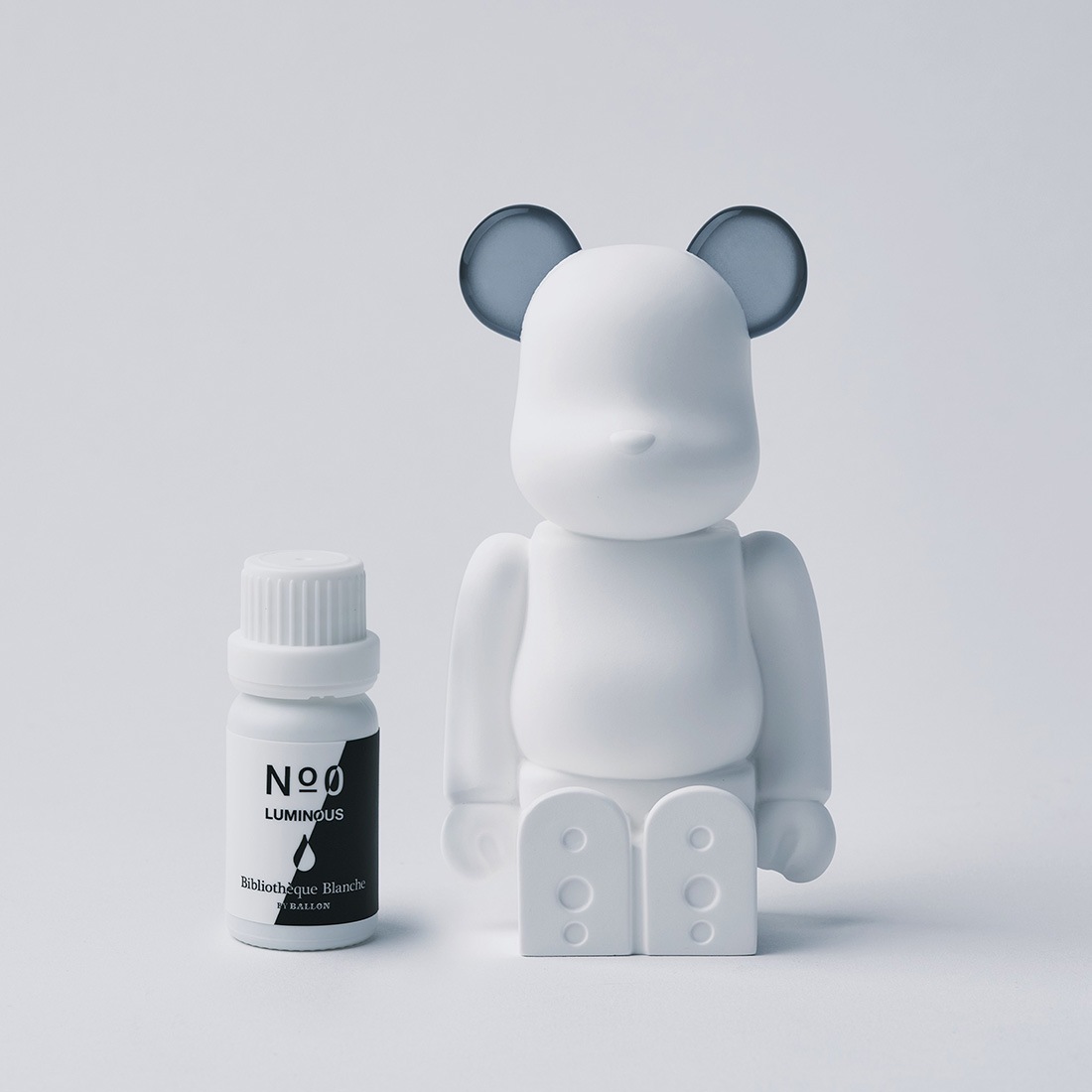 Ballon �Х��� BE@RBRICK AROMA ORNAMENT No.0 LUMINOUS WHITE GRAY �٥��֥�å� �����ޥ����ʥ��� �߸� ȯ�� �롼��ե쥰��� ����ߥå�<br><br>�٥��֥�å��Υ���ߥå��������ޥǥ��ե塼�����ڥ��ե��ý���