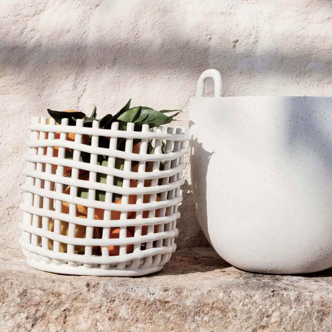 ferm LIVING �ե������ӥ� Ceramic Basket ����ߥå��Х����å� Large �顼�� ���եۥ磻�� �����ߥ�<br><br>����Ū���Ԥ����������줿ƫ��ΥХ����å�