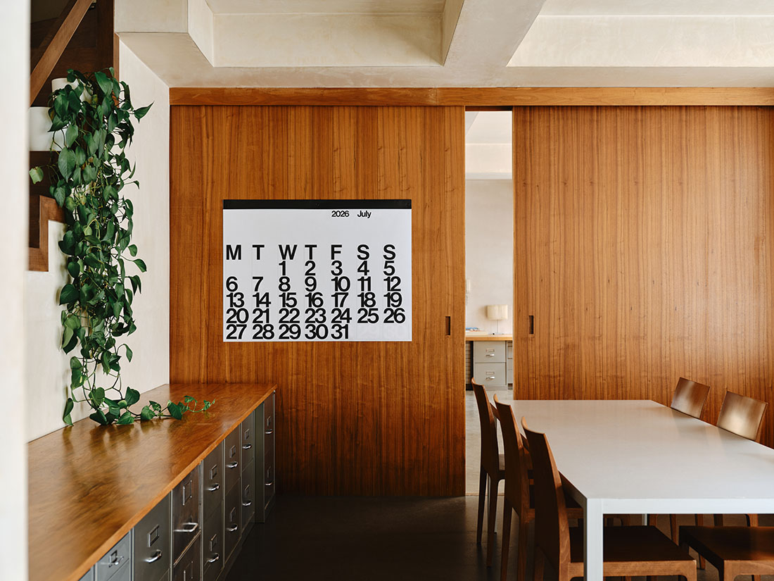 Stendig Calendar 2026 ���ƥ�ǥ����������� ����8ǯ �ɳݤ� Stendig �����С������� �������� Massimo Vignelli �ޥå��⡦�����ͥå� 122x92cm<br><br>�ߥåɥ������꡼�����ǥ�����ξ�ħ