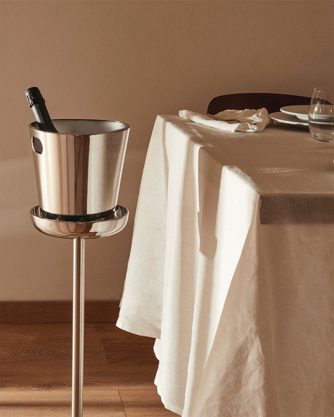 ALESSI ����å� WINE COOLER STAND �磻�󥯡��顼������� JM26 �磻�󥢥������꡼ Jasper Morrison ���㥹�ѡ�����꥽��<br><br>����å��Τ���˥��㥹�ѡ�����꥽�󤬥ǥ����󤷤����磻�󥯡��顼�������