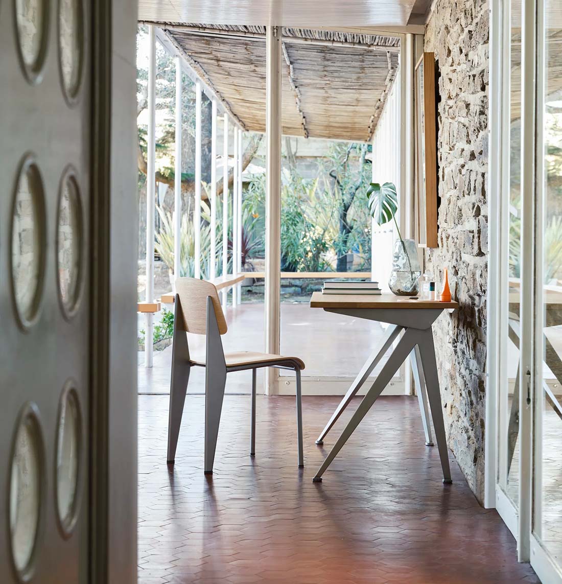 vitra �����ȥ� Standard Chair ����������ɥ����� ������������ Jean Prouve ����󡦥֥롼���� �ػ�<br><br>����󡦥ץ롼�����ˤ�äƥǥ����󤵤줿˭�٤ʥ��顼Ÿ���Υ���������ɥ�����