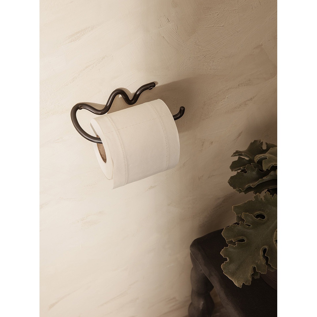 ferm LIVING �ե������ӥ� Curvature Toilet Paper Holder �����Х��奢 �ȥ���åȥڡ��ѡ��ۥ���� �̲� ����ƥꥢ ��Ǽ<br><br>ͭ��Ū�ʥե����β����ѥ��������꡼���꡼��