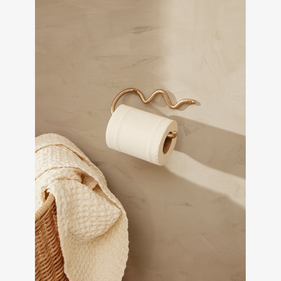 ferm LIVING �ե������ӥ� Curvature Toilet Paper Holder �����Х��奢 �ȥ���åȥڡ��ѡ��ۥ���� �̲� ����ƥꥢ ��Ǽ<br><br>ͭ��Ū�ʥե����β����ѥ��������꡼���꡼��