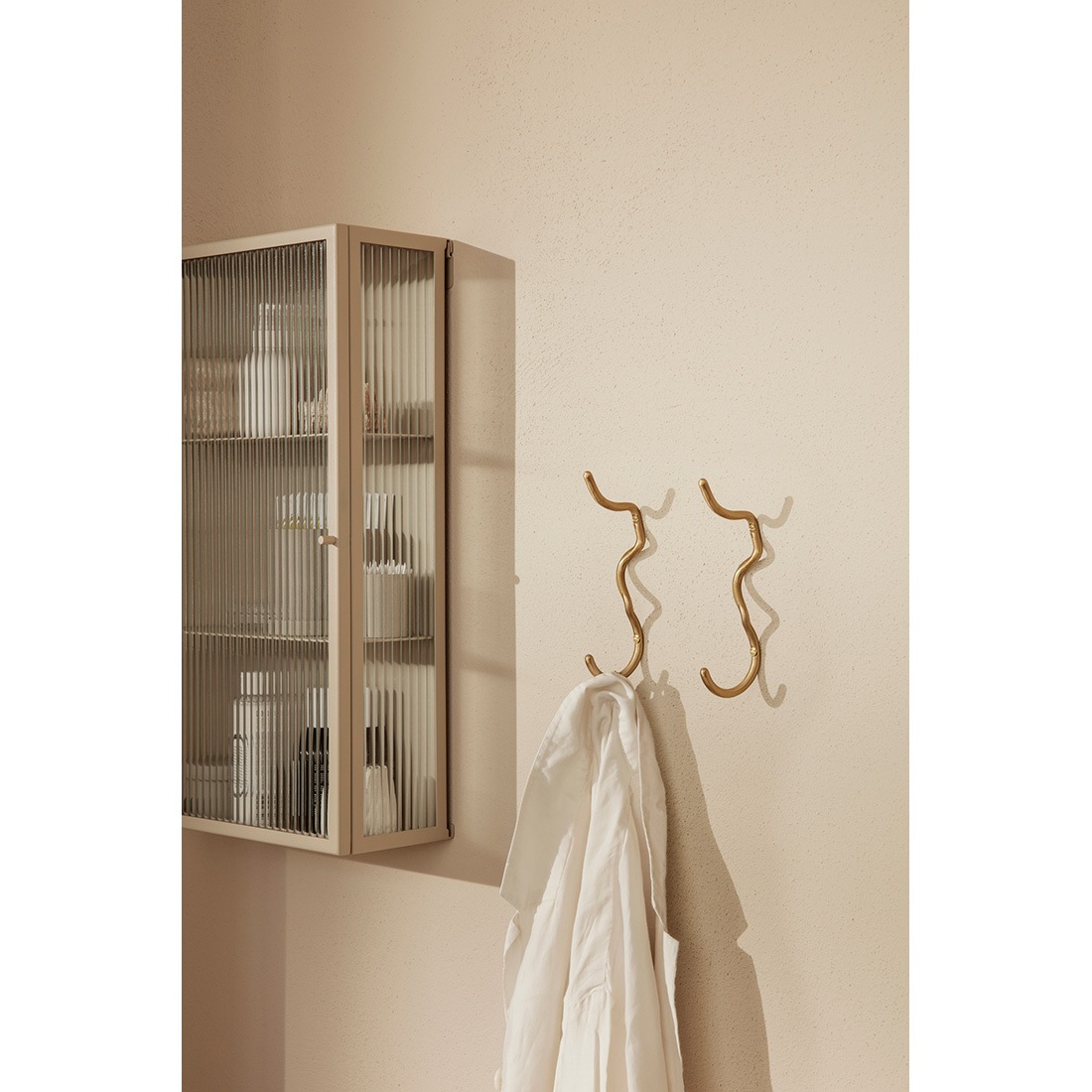 ferm LIVING �ե������ӥ� Curvature Hook �����Х��奢 �եå� �̲� ����ƥꥢ ��Ǽ �ɳݤ� �����ȥϥ󥬡� ������<br><br>ͭ��Ū�ʥե����β����ѥ��������꡼���꡼��