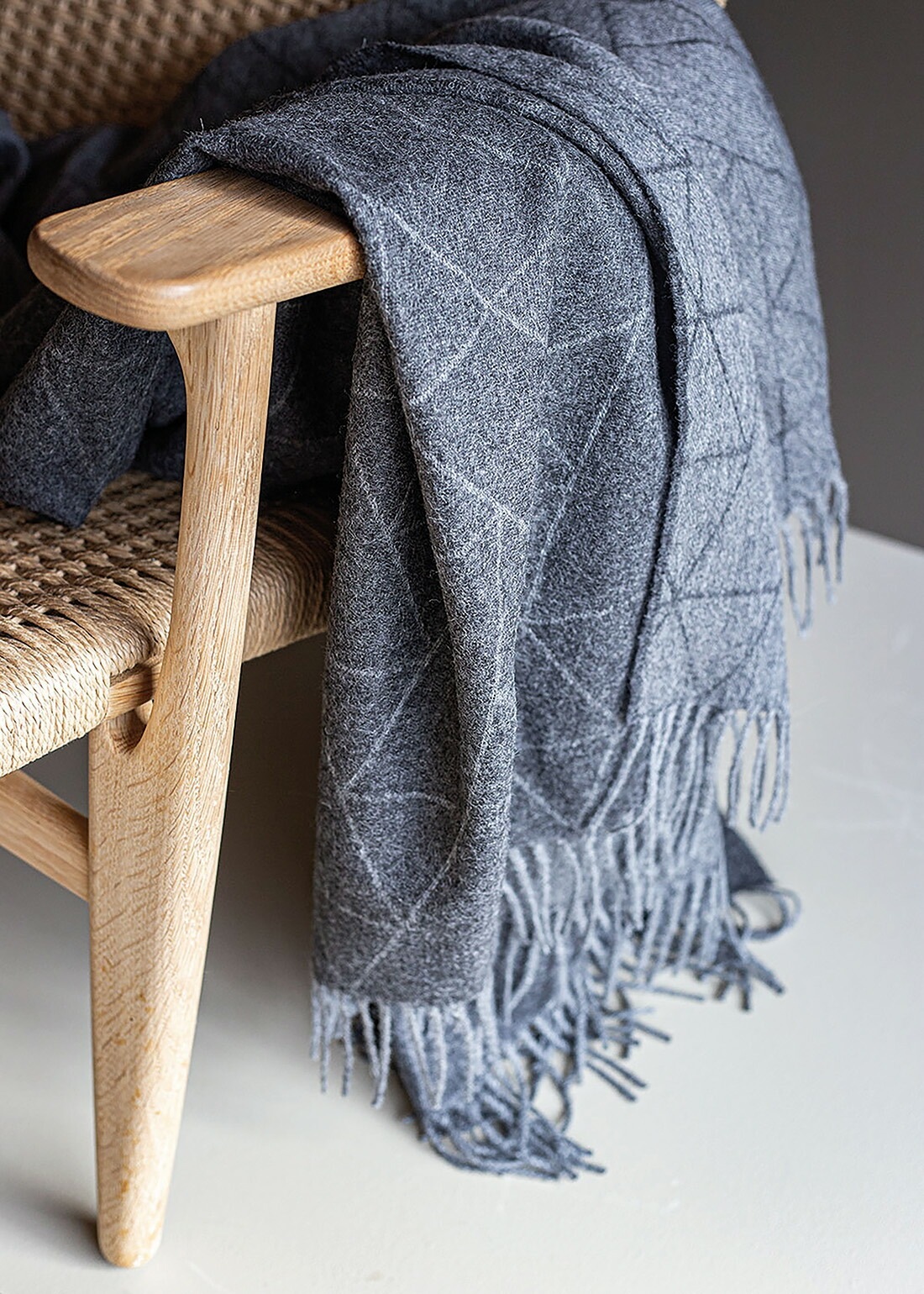 ARCHITECTMADE �������ƥ��ȥᥤ�� FJ Pattern Throw ���ȡ��� W130cm��L200cm �ե���桼�� Finn Juhl �٥ӡ�����ѥ�<br><br>�ե��󡦥桼��ˤ�ä������줿����Ū�ʥѥ�����