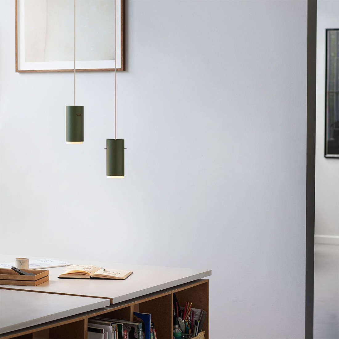 MOEBE �ࡼ�� Tube Pendant ���塼�� �ڥ����� �饤�� LED ����ߥ˥��� �ǥ�ޡ��� �̲� ����<br><br>ȾƩ���λ椬��¦�˻Ź��ޤ줿����ץ�ʥ���ߥ˥�����塼��