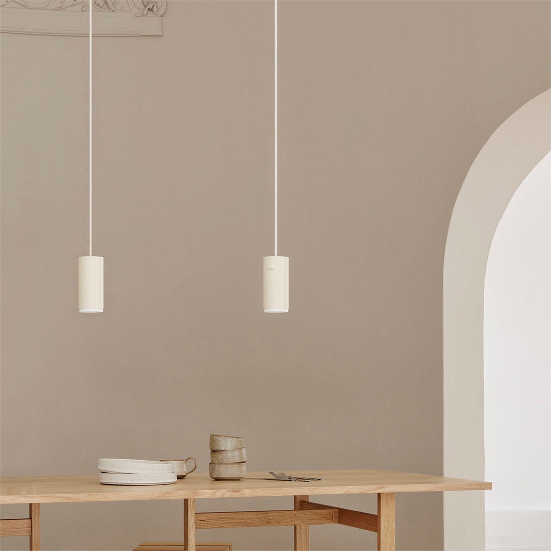 MOEBE �ࡼ�� Tube Pendant ���塼�� �ڥ����� �饤�� LED ����ߥ˥��� �ǥ�ޡ��� �̲� ����<br><br>ȾƩ���λ椬��¦�˻Ź��ޤ줿����ץ�ʥ���ߥ˥�����塼��