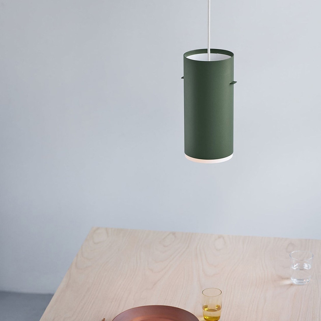 MOEBE �ࡼ�� Tube Pendant ���塼�� �ڥ����� �饤�� LED ����ߥ˥��� �ǥ�ޡ��� �̲� ����<br><br>ȾƩ���λ椬��¦�˻Ź��ޤ줿����ץ�ʥ���ߥ˥�����塼��