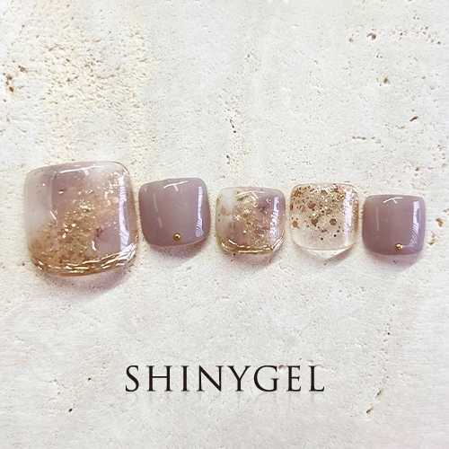 大人カラーのフットネイル