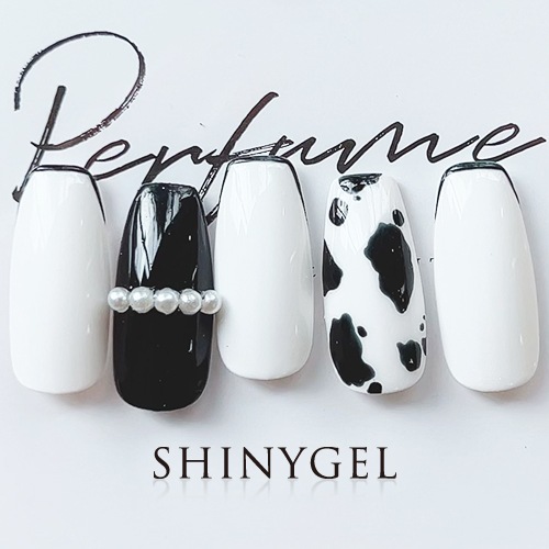 ホワイト×ブラックで王道♪カウネイル♡ | ネイルアートデザイン