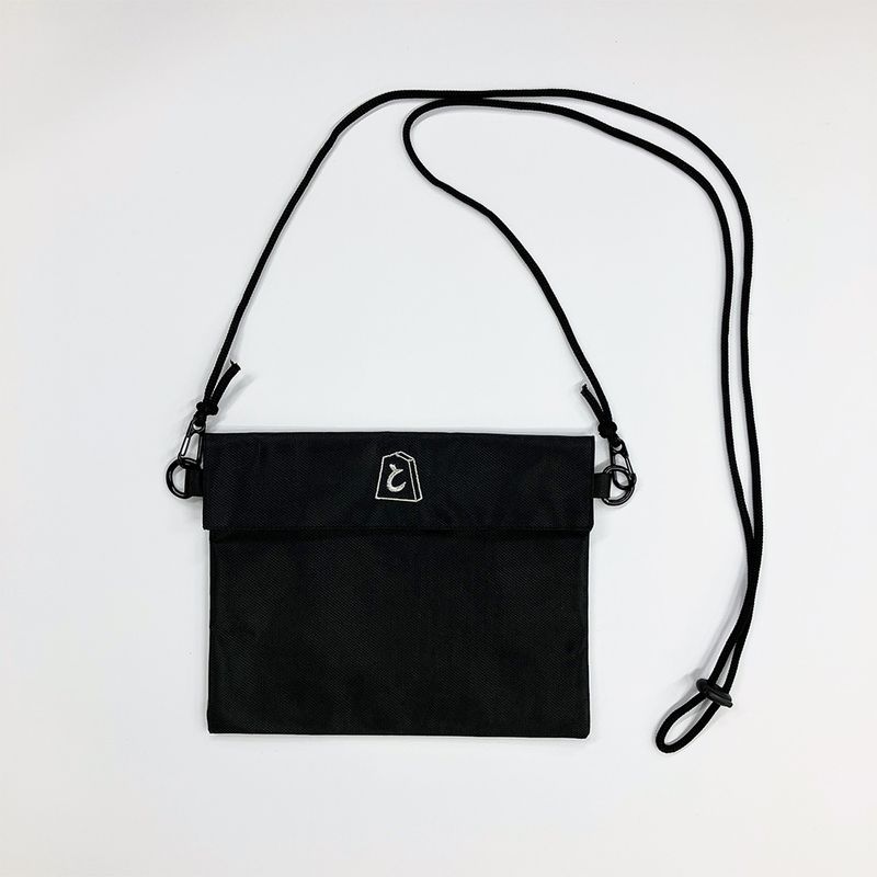 サコッシュ　ブラック・と金