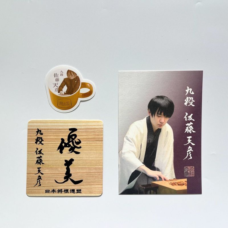 藤井聡太さん　デジタル置時計 シルバー オリジナルグッズ | 日本将棋連盟 オンラインストア