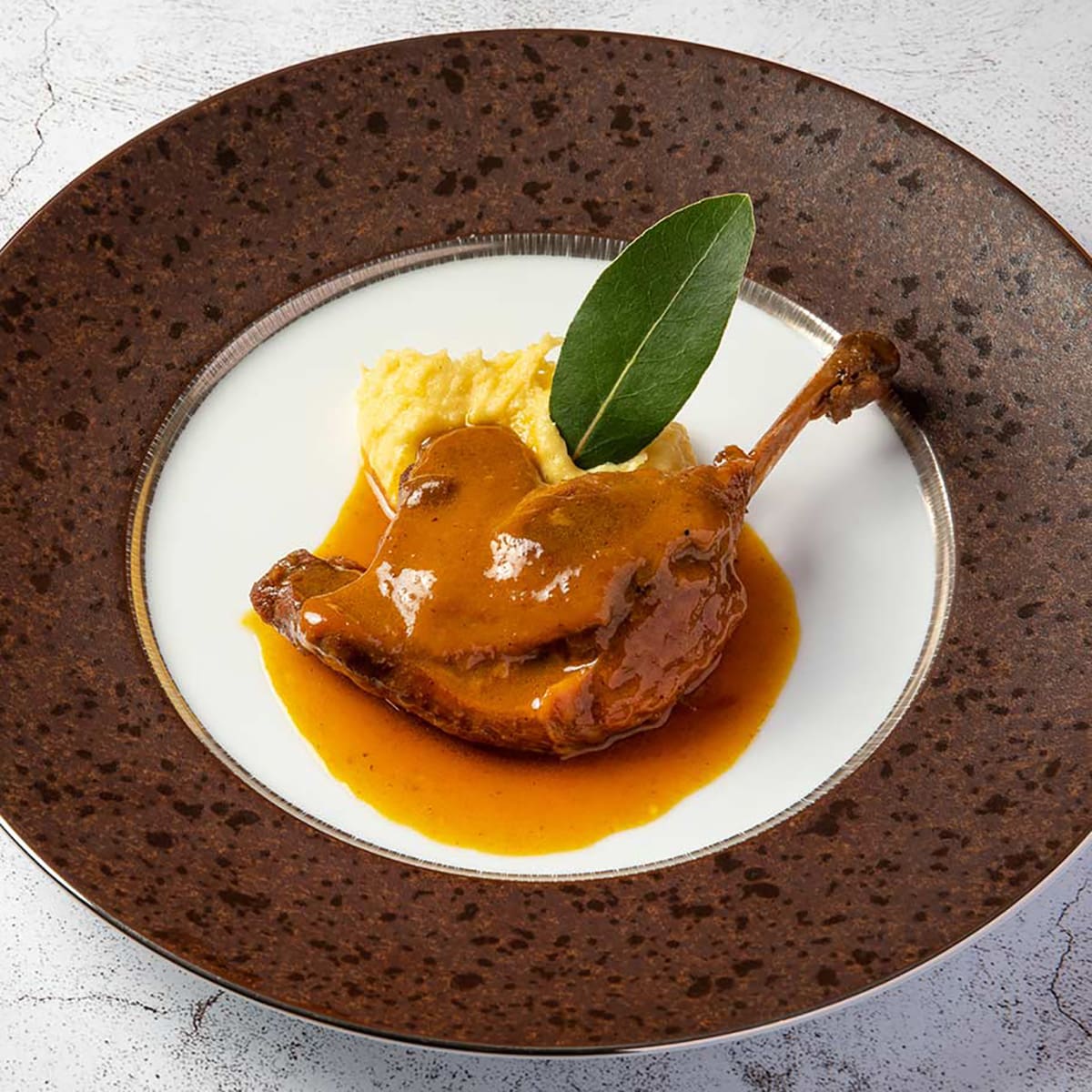 骨付き鴨もも肉のオレンジソース