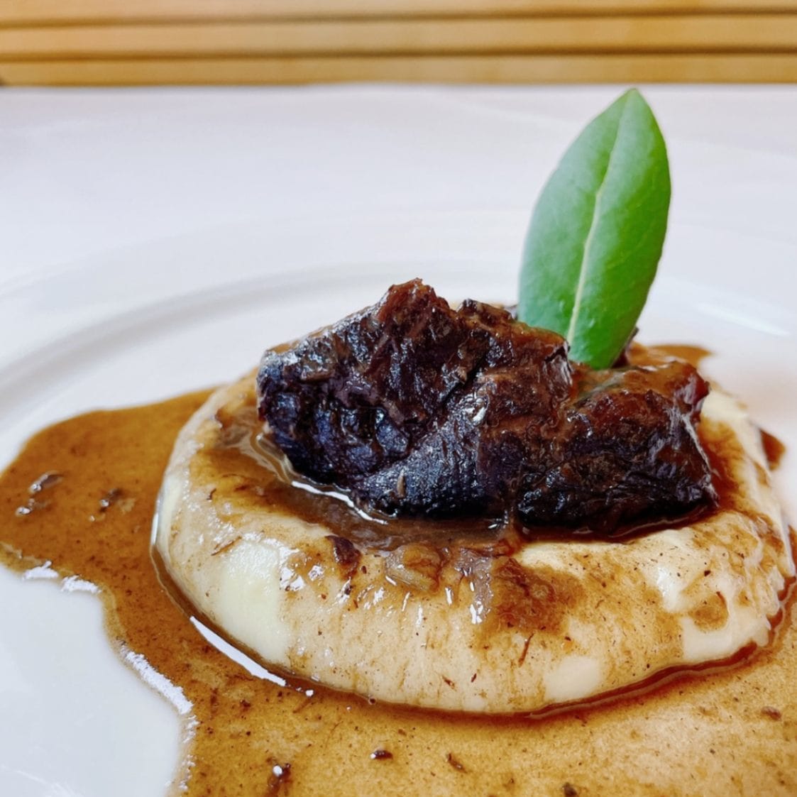 イノシシ スティンコ(猪スネ肉の赤ワイン煮)