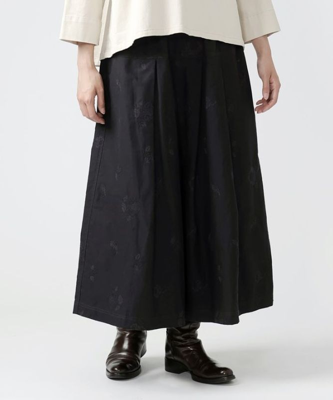 ロザスカート・シュシュ　クロスステッチ刺繍のタックスカート