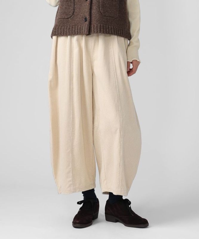 ラッカーパンツ・U　太コーデュロイのコクーンシルエットパンツ